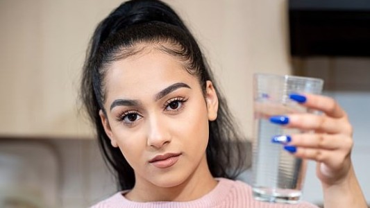 El drama de la youtuber que es alérgica al agua: no puede llorar, ni bañarse