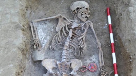 Recuperan los restos de la mujer que fue fusilada con el sonajero de su bebé en la Guerra Civil Española