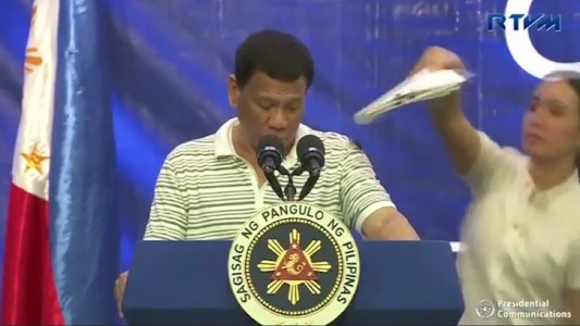 Una enorme cucaracha interrumpe el discurso del presidente Duterte