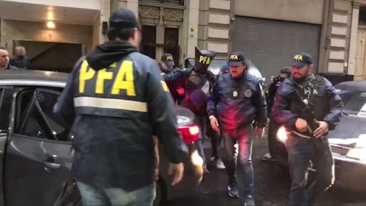 Así trasladaban a uno de los detenidos por tras el ataque a Olivares y Yadón