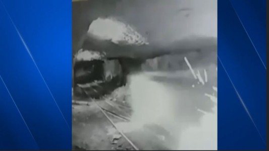 El momento del tremendo accidente en una mina de oro