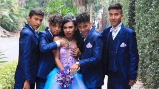 #Viral: Joven trans mexicano festejó sus "Dulces 16" con vestido y bailarines