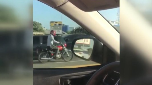 Maniobra suicida: iba en moto a contramano por una autopista