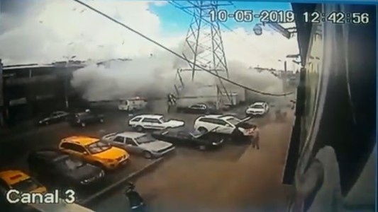 El momento de la explosión de un local en Bogotá