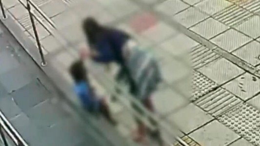 Brutal golpiza de una mujer a su sobrino de 3 años en plena calle
