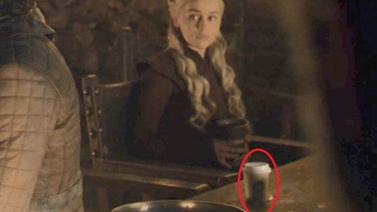 Emilia Clarke bromeó sobre el blooper del vaso de café en Game of Thrones