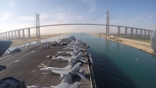 Así atraviesa el Canal de Suez un portaaviones de EE. UU.