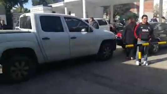 Indignante: autos bloquean entrada a la guardia de un hospital