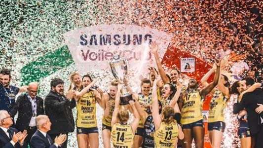 Desnudas con la copa: la celebración de las campeonas de la liga italiana que es furor