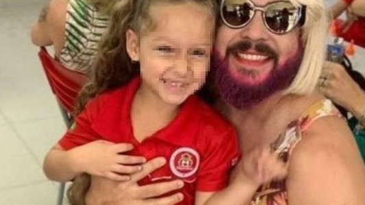 El padre viudo que se vistió de "madre" para acompañar a su hija al colegio