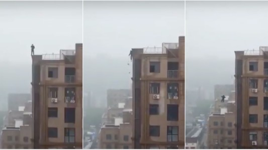 Video: cayó al vacío desde lo alto de un edificio al intentar sacarse una selfie