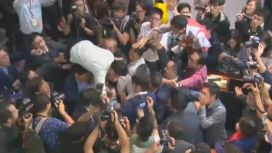 Literal pelea política en el parlamento de Hong Kong