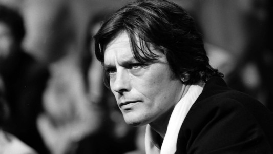 Cannes se prepara para un "tsunami" de estrellas, defiende a Alain Delon y espera a Maradona