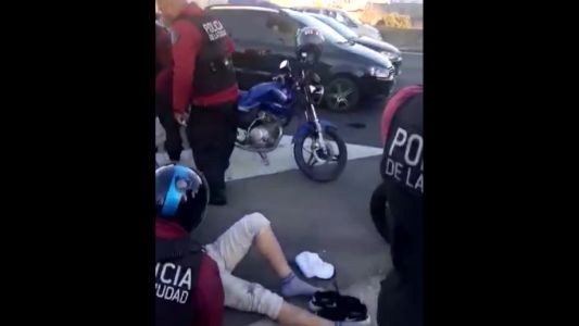 Un menor de edad usó auto con pedido de secuestro y chocó a moto policial en Monserrat
