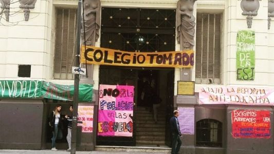 Tomaron el Carlos Pellegrini por el nombramiento de un profesor acusado de consumir pornografía
