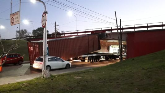Un camión intentó pasar debajo de un puente en Avellaneda y no le dió la altura: perdió el container