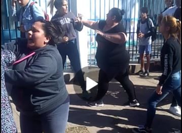 Video: violenta pelea de mujeres en la puerta de un jardín de El Jagüel