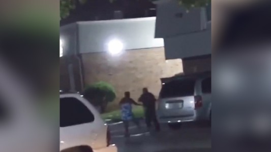 Video: un policía de Texas mató de cinco tiros a una mujer negra que decía estar embarazada