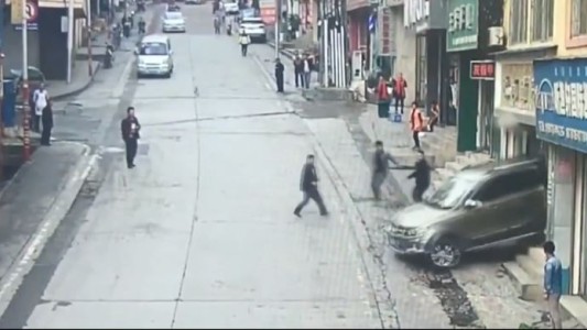 Un conductor choca dos veces en la misma maniobra