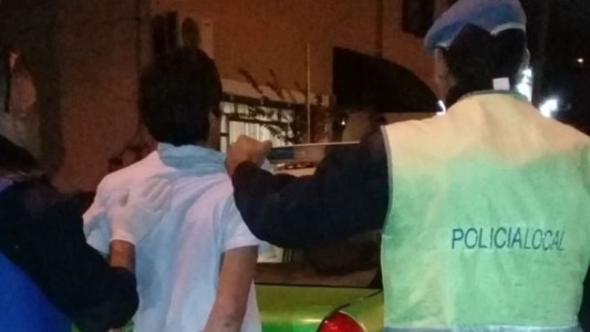 Cenó por 940 pesos, no quiso pagar y rompió el inodoro del lugar