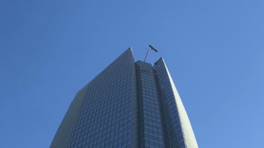 Limpiavidrios colgados de un rascacielos