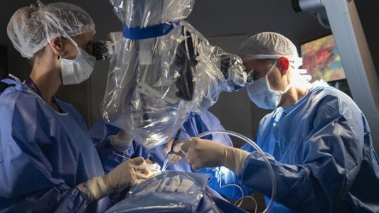 El Hospital Garrahan estrena microscopio neuroquirúrgico ultramoderno