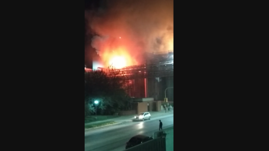 Gigantesco incendio en una planta aceitera