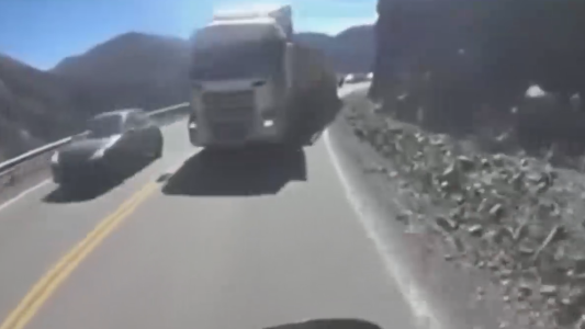 Motociclista grabó cómo casi choca contra un camión