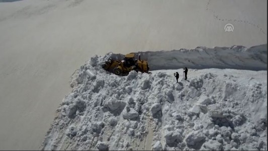 Así despejan una ruta bloqueada por la nieve