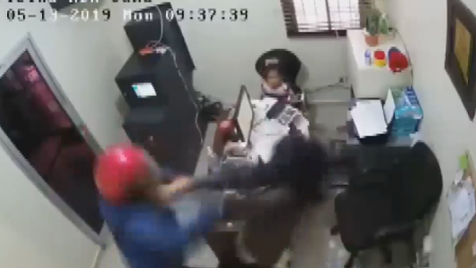 Salvaje robo frente a una nenita