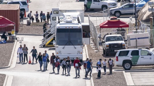 Gobernador DeSantis se opone a que Trump "descargue" indocumentados en Florida