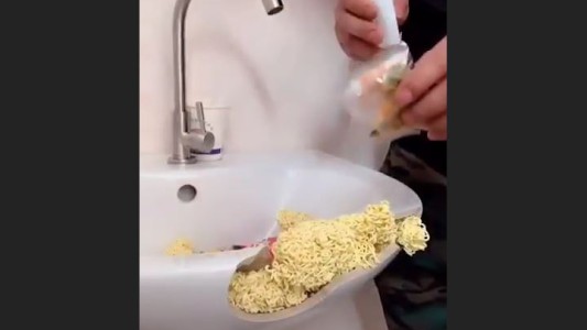 Insólito: repara un lavabo roto con fideos instantáneos