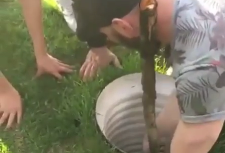 Desesperante rescate a una nena que cayó en una tubería mal tapada en un parque