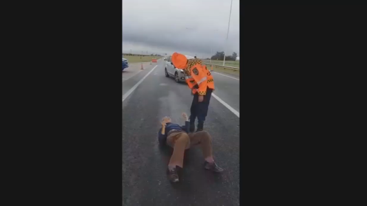 Insólita protesta por una multa: jubilado se acostó sobre la ruta