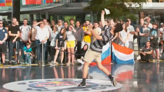 El espectacular campeonato mundial de lanzamiento de avioncitos de papel