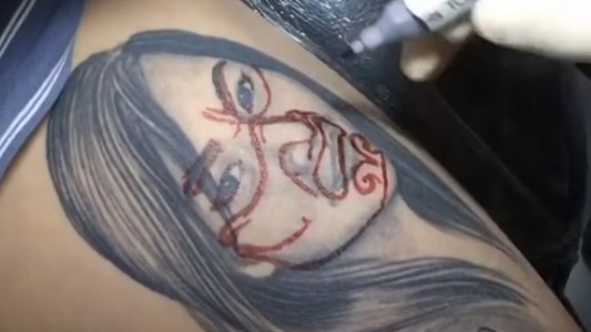 Zarpado viral: tenía tatuada la cara de su ex, pidió que se la tapen y el resultado final es de no creer