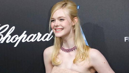 La actriz Elle Fanning se desmayó en Cannes por usar un vestido muy ajustado