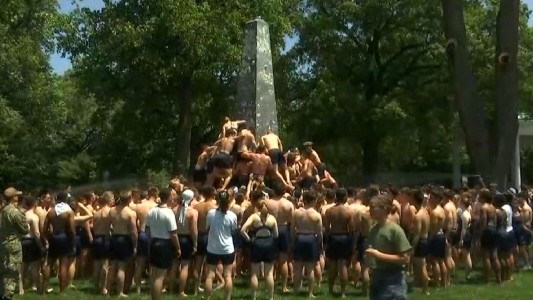 Una pirámide humana de marines