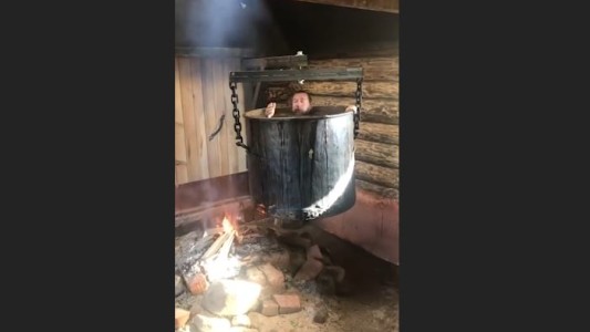 Terapia insólita: se hierve en un olla gigante para no enfermarse