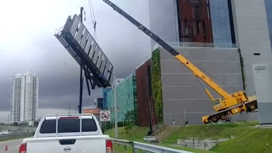 Grúa al rescate termina en el piso