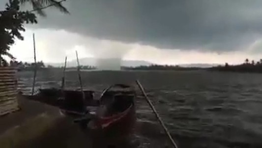 Tornado asusta a pescadores en un río de Filipinas