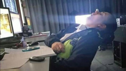 Escándalo en Tucumán por las fotos de policías durmiendo en un centro de monitoreo