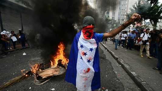 Violenta manifestación contra reformas de educación y salud en Honduras