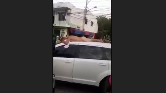 Su marido le fue infiel y lo paseó desnudo en el techo de su auto