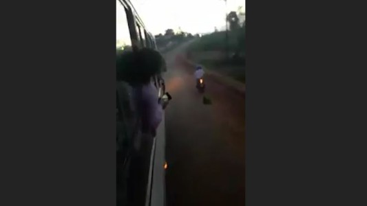 Ató un perro a su moto y lo arrastró hasta matarlo