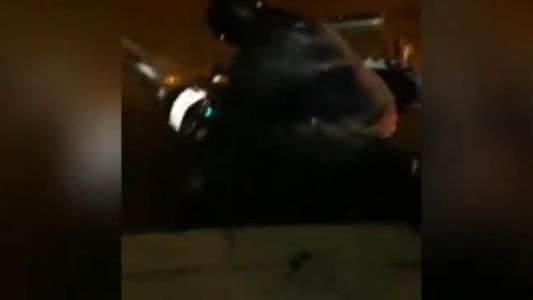 Video: jefe de inspectores de Tránsito de Orán, intenta conducir una moto oficial en total estado de ebriedad