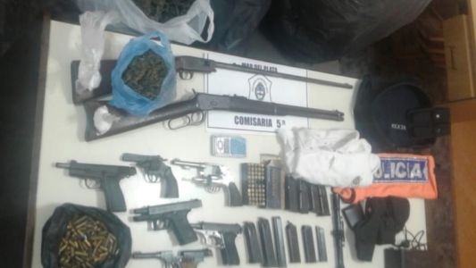 Una pareja golpeó a un vecino, los allanaron y les encontraron un arsenal