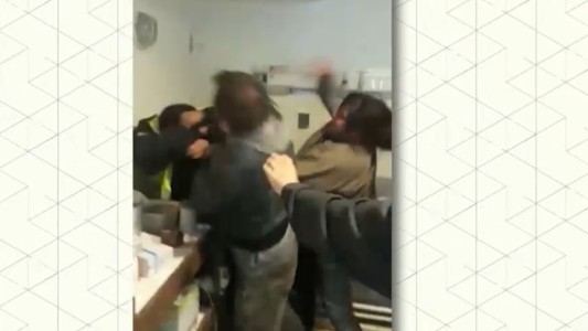 Pareja de indigentes terminó a las trompadas con un agente de seguridad en el Hospital Fernández