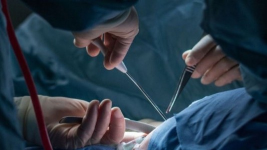 Salió con amigos, se emborrachó y amaneció con el pene cortado