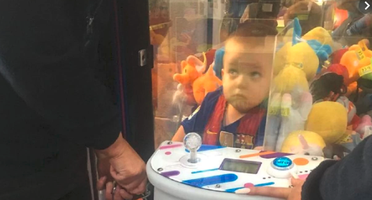 La historia del nene de 3 años que se quedó atrapado en la máquina de peluches